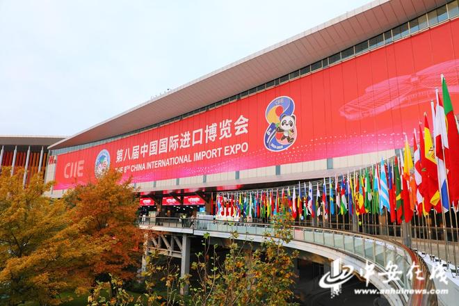 博：安徽元素闪耀进博会瓦力游戏试玩“徽”动进(图2)