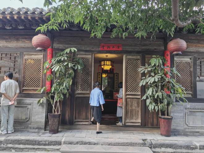 远扬！其中一位说：“见义勇为者请进来关说词讼者滚出去”…瓦力棋牌大同有处“新生”的“县长大院”因两位民国县长声名(图1)